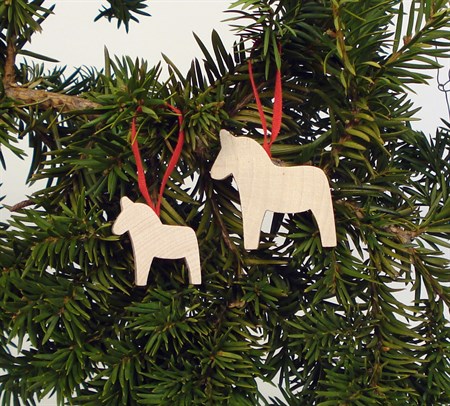 Häst mini natur med rött band.